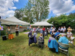 Bénévoles et bénéficiaires rassemblés dans le jardin de notre café solidaire pour fêter les 20 ans de notre association EPHATHA